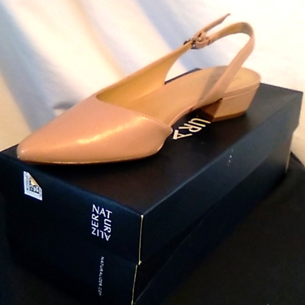 NIB Women's size 8M Naturalizer strappy low heeled pumps in nude